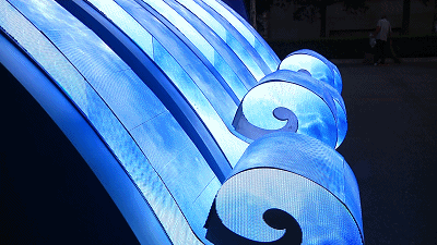 美邦科技户外P3柔性异形屏打造彩车三峡大坝浪花造型