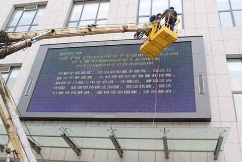 LED显示屏清洗中 美邦科技光电