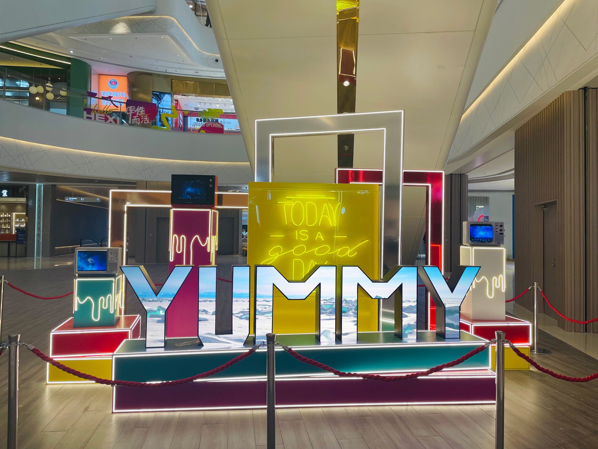 南京某商场LOGO字母屏